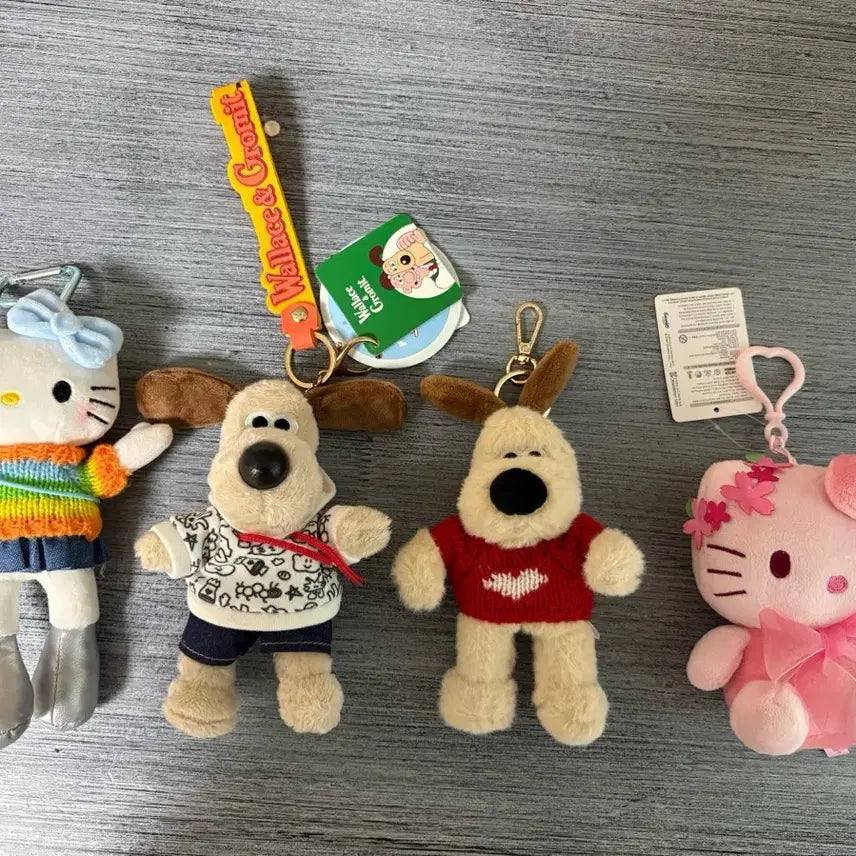 [BUNJANG] Sanrio Hello Kitty, Wallace & Gromit Cherry Blossom Keyring 4-Piece Set / 키티 인형 월레스 그로밋 키링 4종 세트