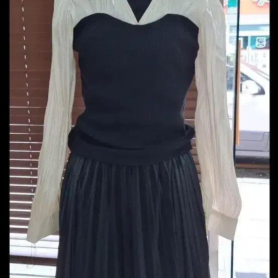 [BUNJANG] Black and White Color-Block Blouse with Pleated Skirt / 블랙 화이트 배색 블라우스 블랙플리츠치마 각각가격