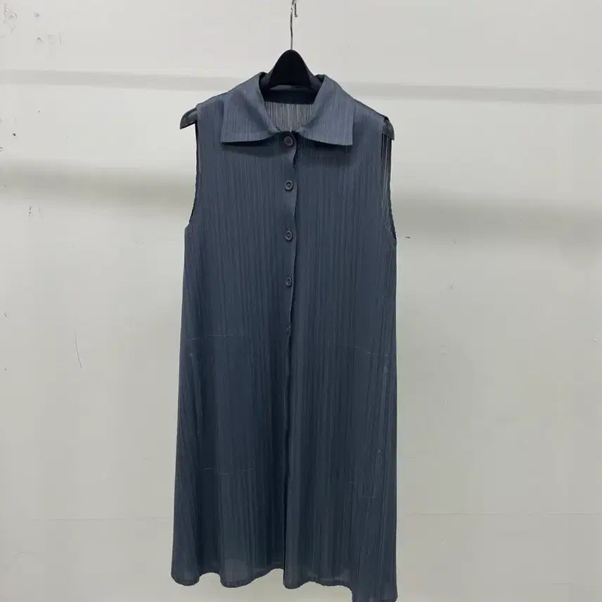 [BUNJANG] JANET Pleated Sleeveless Shirt Charcoal / [JANET] 플리츠 민소매 셔츠 챠콜(66이상)