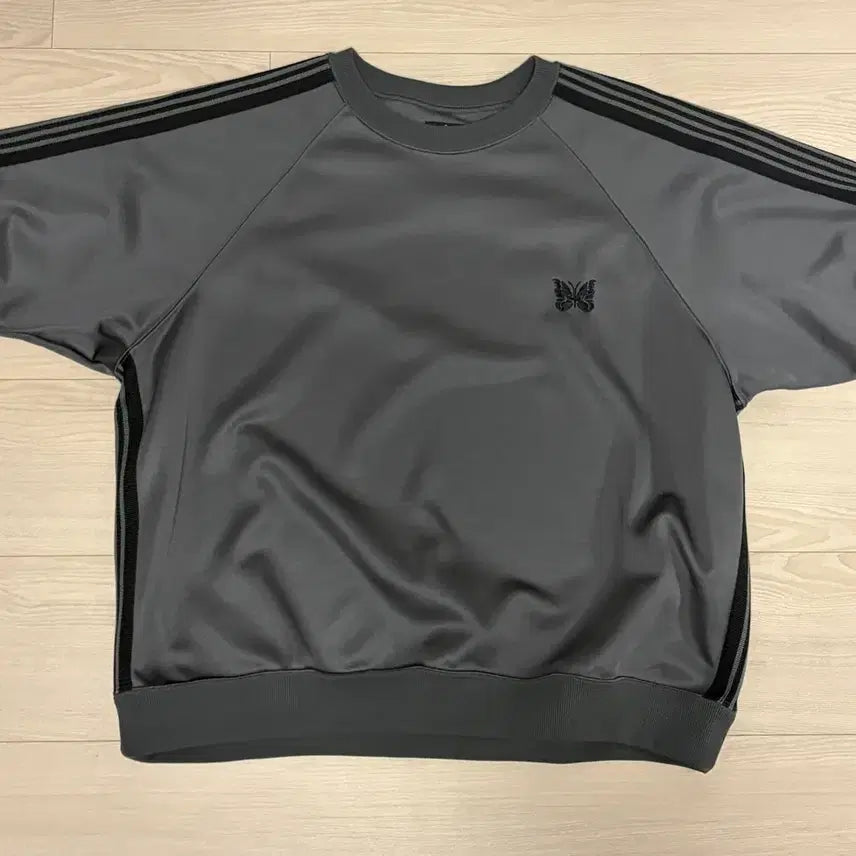 [BUNJANG] Needles x Beaver Poly Smooth Track Crewneck Short Sleeve T-Shirt Charcoal / [L] 니들스x비버 별주 폴리 스무스 트랙 크루넥 반팔 차콜