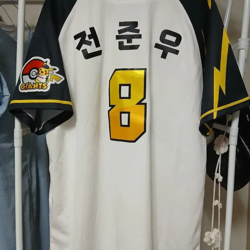 [BUNJANG] Lotte Giants Jeon Jun-woo Pikachu Collaboration Baseball Jersey Size 105 / 롯데자이언츠 피카츄 유니폼 전준우 (새상품 105)