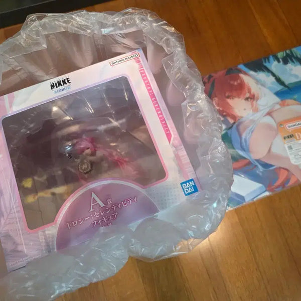 [BUNJANG] Niche Serendipity Dorothy Figure & Desk Mat Bundle Set (Sealed) / [미개봉) 니케 도로시 세렌디피티 피규어 & 니케 장패드 일괄