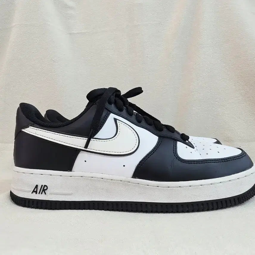 [BUNJANG] Nike Air Force 1 '07 Black White 265 / 나이키 에어 포스1 07 블랙 화이트 265