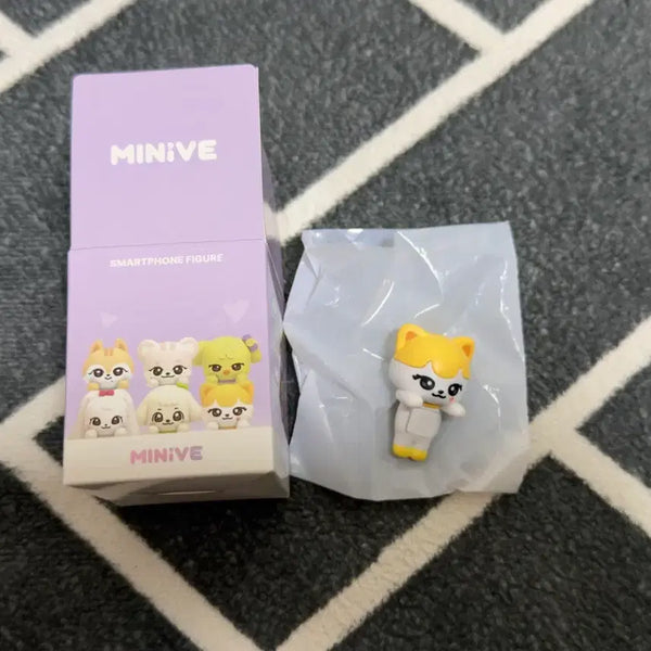[BUNJANG] IVE MiniB Cheese Liz Random Smartphone Figure / 아이브 미니브 치즈 리즈 팝업 랜덤 스마트폰 피규어