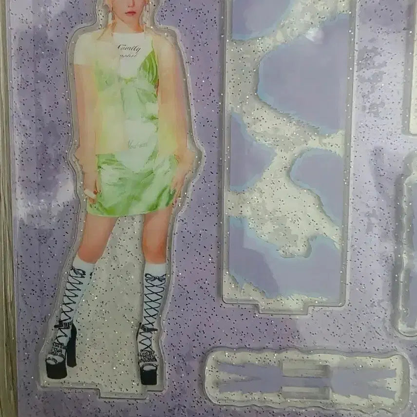 [BUNJANG] LE SSERAFIM Kim Chaewon Acrylic Stand / [B06] 르세라핌 사쿠라 아크릴 스탠드