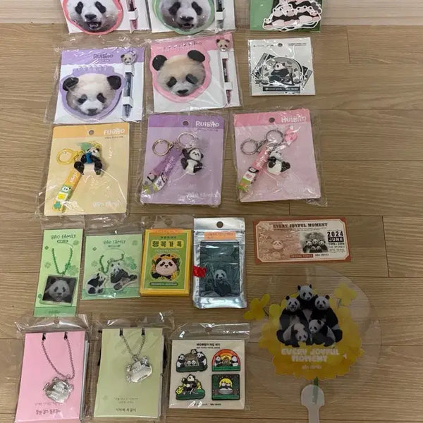 [BUNJANG] Bao Family Goods Set - Keychains, Figures, Necklaces, Notebooks, Stickers / 바오패밀리굿즈세트 바오(키링 피규어3종,목걸이2종,노트4종 푸바오제외,스티커)등 전체 일괄로 판매해요~