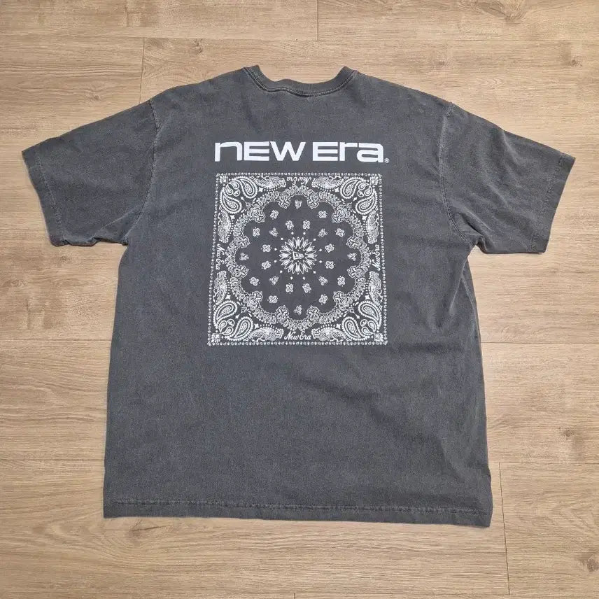 [BUNJANG] New Era Paisley T-Shirt Charcoal / L) 뉴에라 NEW ERA 페이즐리 티셔츠 차콜