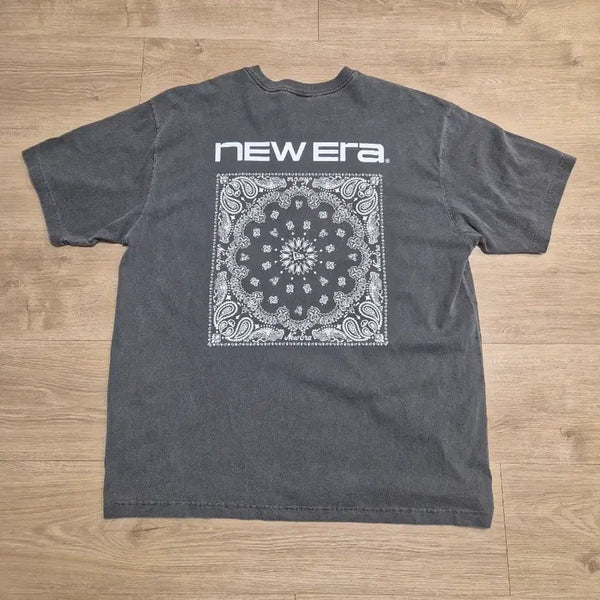 [BUNJANG] New Era Paisley T-Shirt Charcoal / L) 뉴에라 NEW ERA 페이즐리 티셔츠 차콜