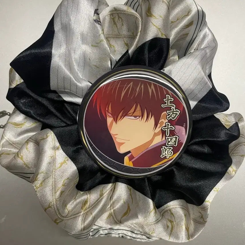 [BUNJANG] Hijikata Can Badge & Hair Tie Set / 9/1까지)히지카타 캔뱃지