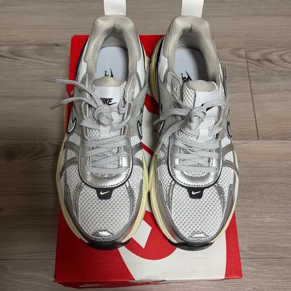 [BUNJANG] Nike V2K Run Metallic Silver Sneakers (245mm) / 새제품)나이키 운동화 V2K 런 메탈릭 실버 245