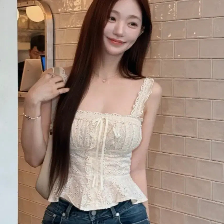 [BUNJANG] KindaMii Eyelet Flare Blouse Beige / [새상품] 카인다미 아일렛 플레어 블라우스 연베이지