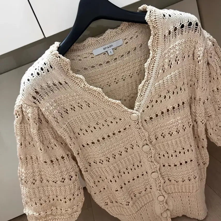 [BUNJANG] ON&ON Punch Crochet Knit V-Neck Cardigan Jacket Beige / 22년 온앤온 ON&ON 펀칭 크로셰 뜨개 브이넥 니트 가디건 반팔 자켓 베이지 크로쉐
