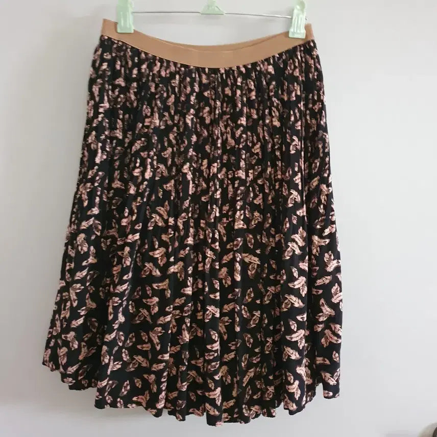 [BUNJANG] Black Feather Pattern Pleated Midi Skirt with Elastic Waistband / 검정색 깃털 무늬 허리 밴딩 플리츠 스커트