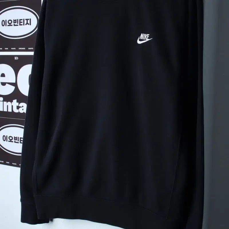 [BUNJANG] Nike Small Logo Fleece Sweatshirt Black / (M-L) 나이키 맨투맨 티셔츠 스몰로고 기모 블랙 올드스쿨-H37177