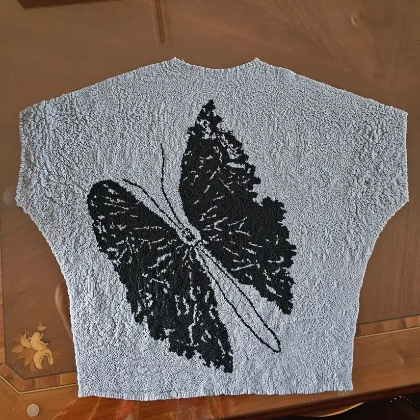 [BUNJANG] Pleated Blouse with Butterfly Embroidery / (새상품) 플리츠 블라우스
