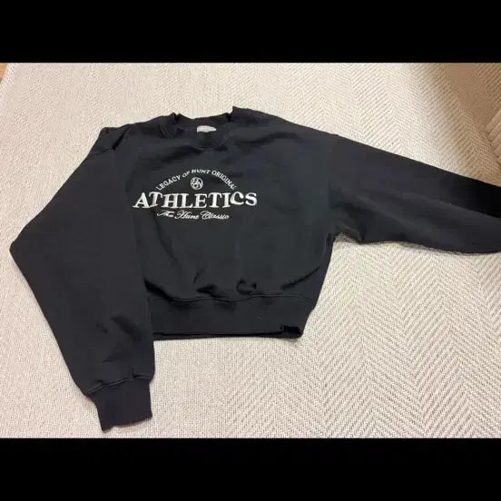 [BUNJANG] SPAO Embroidered Semi-Crop Fleece Sweatshirt Black / 스파오 세미크롭 자수 기모 맨투맨 블랙