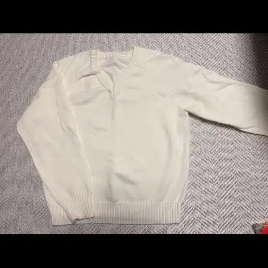 [BUNJANG] Ivory V-Neck Knit / 아이보리 브이넥 니트