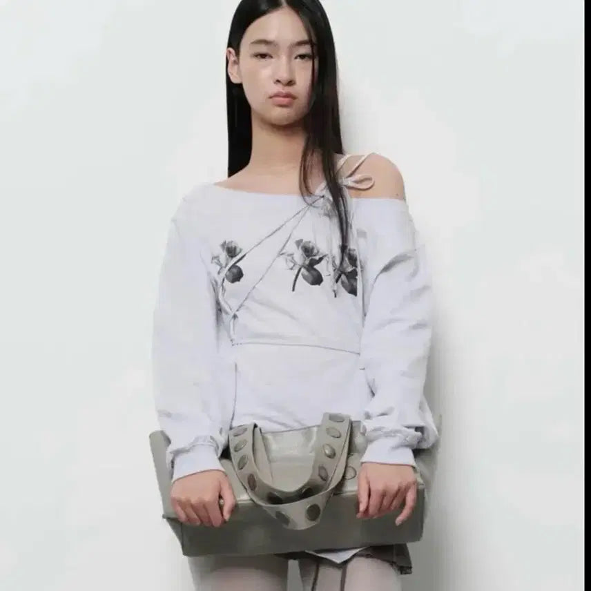 [BUNJANG] Diagonal Flower Off-Shoulder Sweatshirt - Mélange Grey / 다이애그널 플라워 오프숄더 스웻셔츠 멜란지 그레이 3회착 diagonal