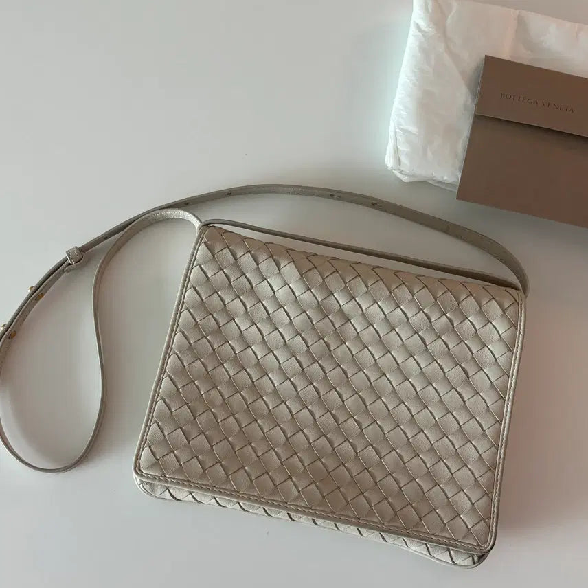 [BUNJANG] Bottega Veneta White Vintage Crossbody Bag / 보테가베네타 크로스백 화이트 빈티지