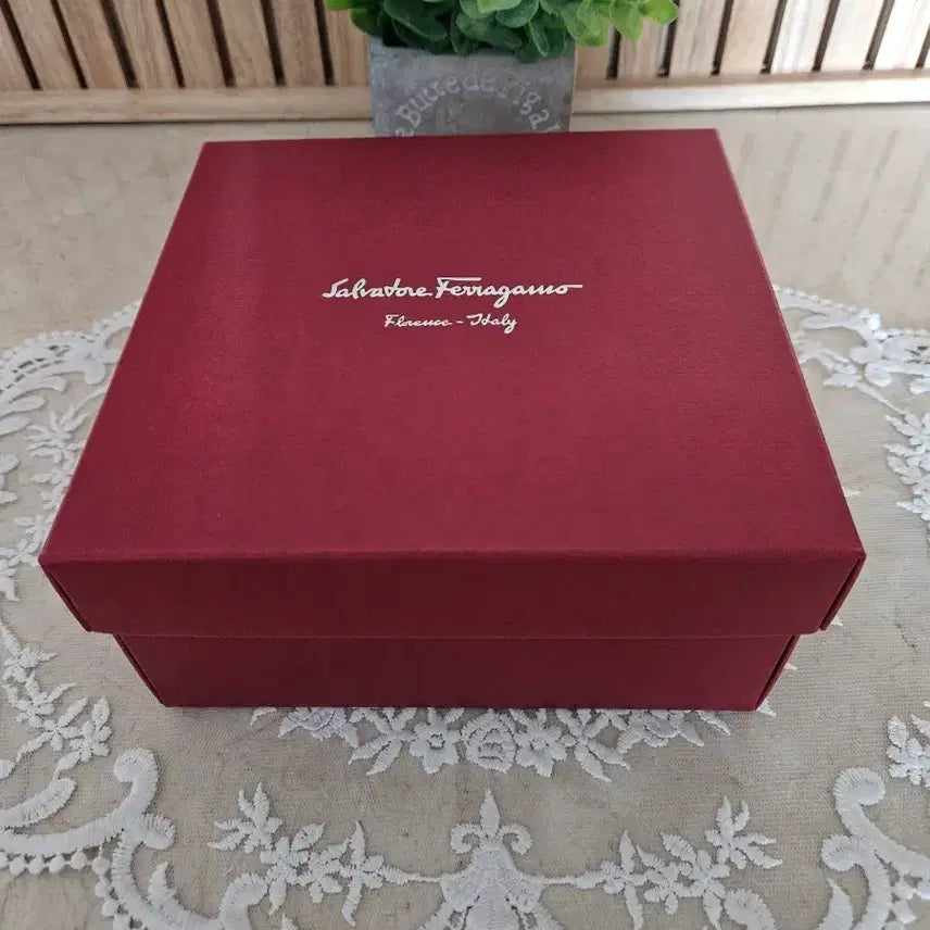 [BUNJANG] Salvatore Ferragamo Genuine Hard Case Box - Made in Italy / [새상품/MADE IN ITALY] 살바토레 페라가모 정품 하드케이스 상자 (16 x 15.5 x 7 cm)