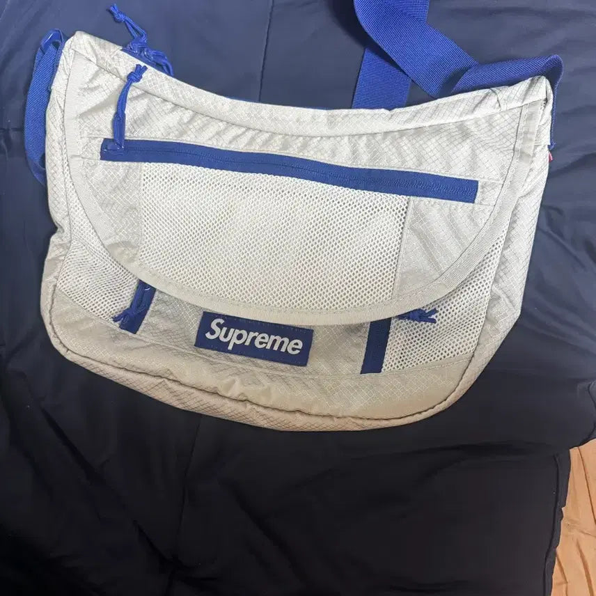 [BUNJANG] Supreme Small Messenger Bag 22SS Silver / 슈프림 스몰 메신저백 22SS