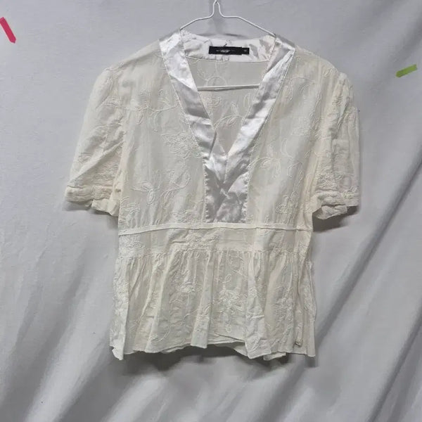 [BUNJANG] ANDI ANDI Embroidered Blouse Ivory / 앤디앤디 자수 블라우스 아이보리 66