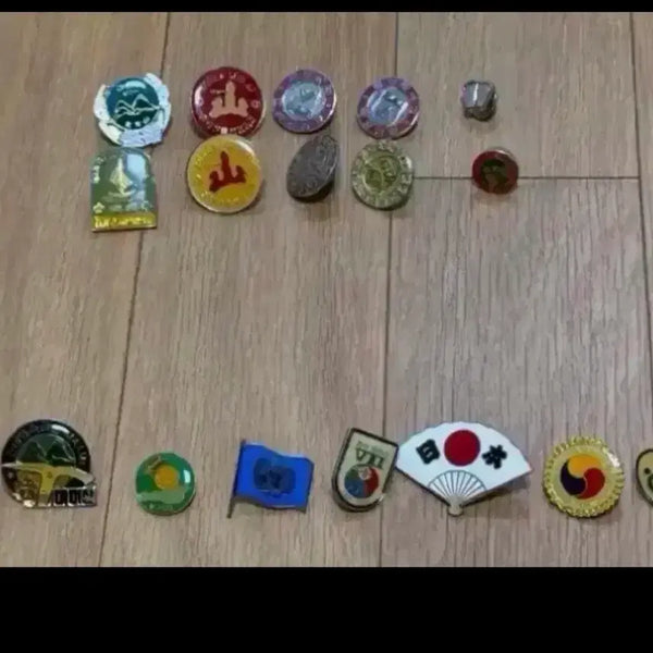 [BUNJANG] Assorted Collectible Pins / 뱃지