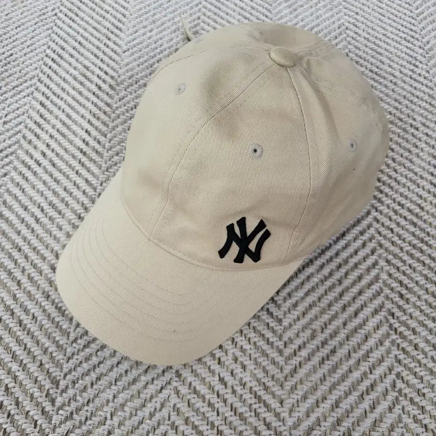 [BUNJANG] MLB Script Tail Ball Cap NY Beige / 엠엘비(MLB) 스크립트 테일 볼캡 NY 베이지