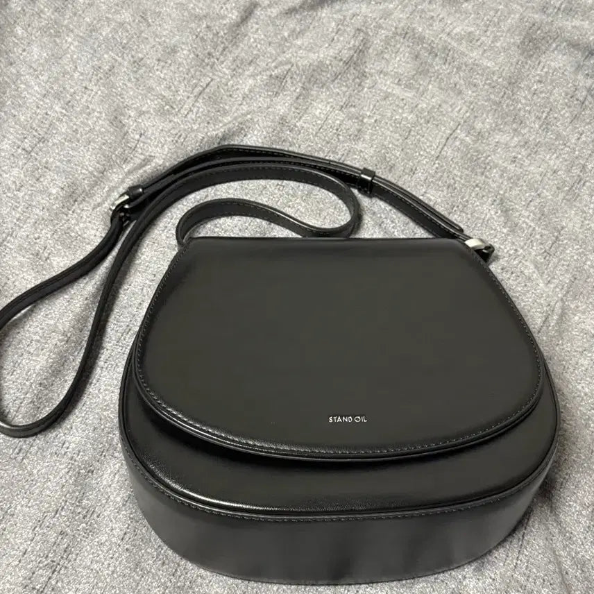 [BUNJANG] Standoil Clam Crossbody Bag / 스탠드오일 클램 크로스백