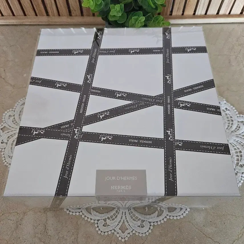 [BUNJANG] Hermès Genuine Ribbon Design Box with Protective Cover / [새상품] 에르메스 정품 리본 디자인 박스 + 투명 보호 커버 세트 (23x23x11)