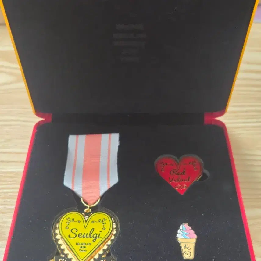 [BUNJANG] Red Velvet 4th Anniversary Limited Edition Medal & Badge Set (Seulgi) / [공식굿즈] 레드벨벳 데뷔 4주년 기념 메달 뱃지 세트 (슬기)