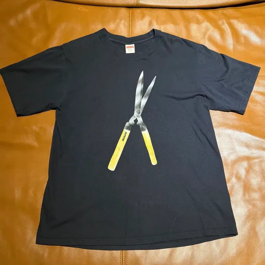 [BUNJANG] Supreme Graphic Print T-Shirt Black / 슈프림 정원가위그래픽 반팔티 블랙