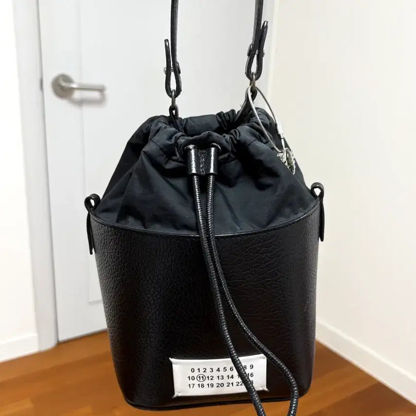[BUNJANG] Maison Margiela 5AC Text Label Bucket Bag Black / 메종 마르지엘라 5AC 텍스트 라벨 버킷 백 블랙