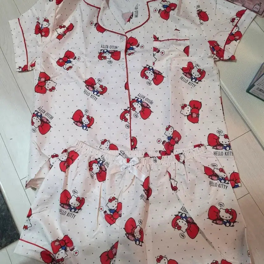 [BUNJANG] Hello Kitty Short Sleeve Pajama Set / (새상품)헬로키티 키티 잠옷 파자마 반팔 반바지 세트 상하의 세트