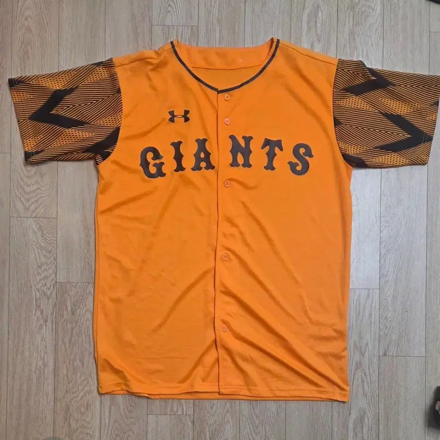 [BUNJANG] Under Armour Yomiuri Giants Baseball Uniform (Size 100) / 미사용 언더아머 빗살무늬 소매 일본 프로야구 최고 명문구단 요미우리 자이언츠 야구단 유니폼 100사이즈 (줄자사진 참고)