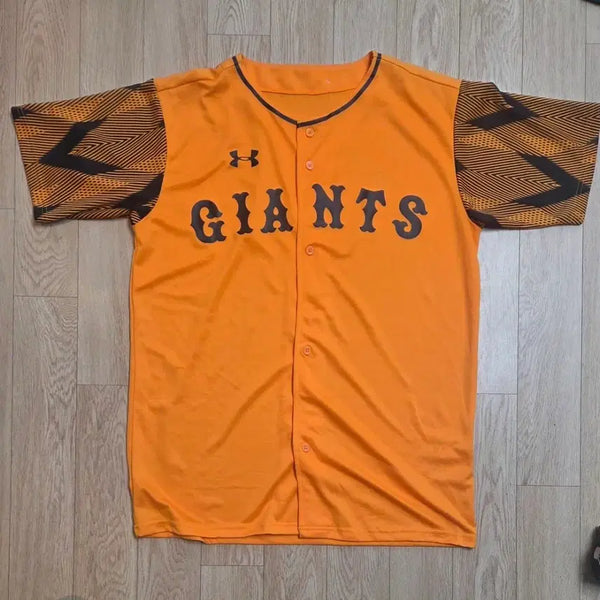 [BUNJANG] Under Armour Yomiuri Giants Baseball Uniform (Size 100) / 미사용 언더아머 빗살무늬 소매 일본 프로야구 최고 명문구단 요미우리 자이언츠 야구단 유니폼 100사이즈 (줄자사진 참고)