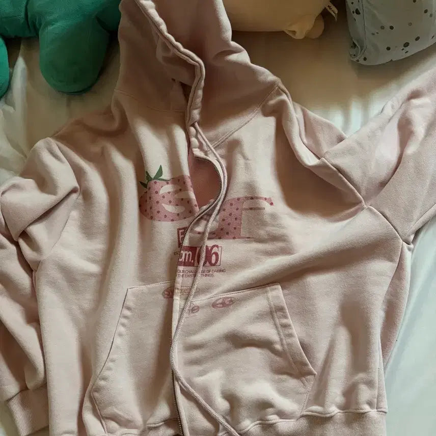 [BUNJANG] ESCAPEFROM Strawberry Pattern Hoodie Zip-Up / 이스케이프프롬 딸기 후드집업