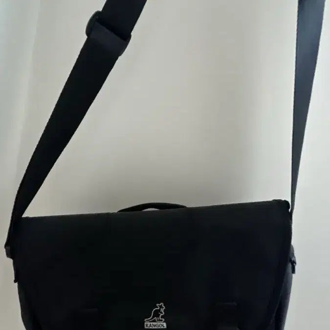 [BUNJANG] Kangol Messenger Bag Black / 캉골 메신저백 블랙