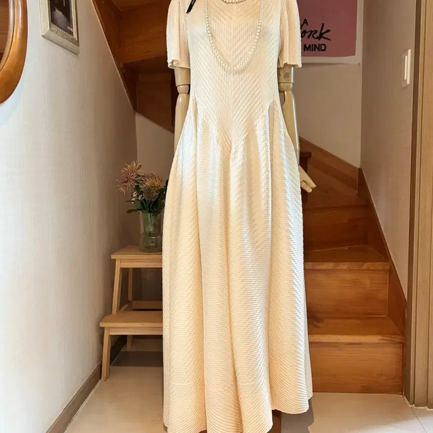 [BUNJANG] Cream Textured Asymmetrical Hem Long Dress / 크림색 텍스쳐 원피스 주름. 사선 언발
