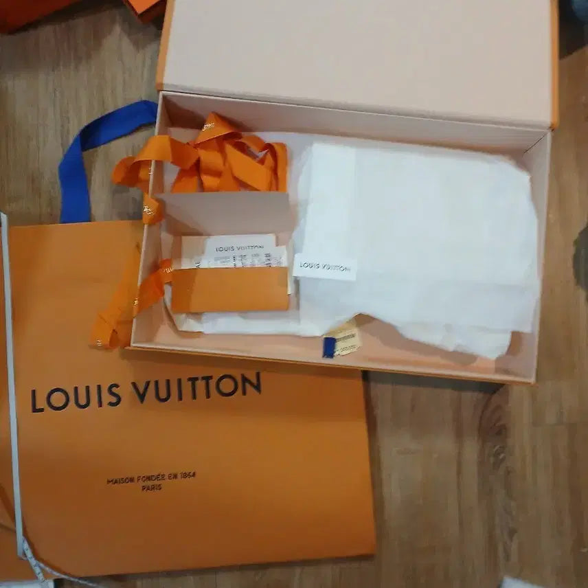[BUNJANG] Louis Vuitton Shopping Bag and Magnetic Box Set / 루이비통 쇼핑백 및 자석박스