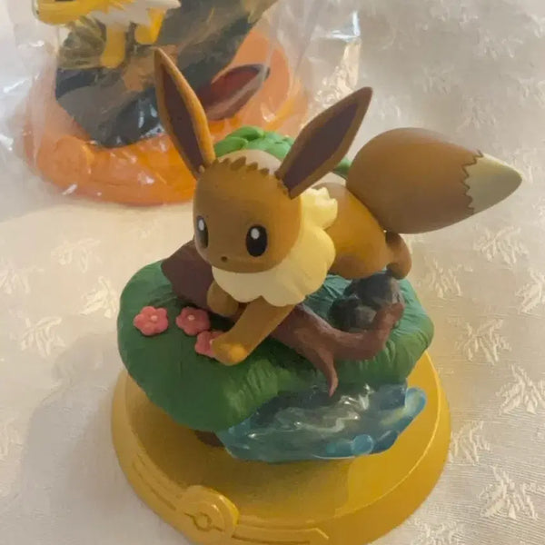 [BUNJANG] Funism Eevee & Jolteon Figure Set / (세트) 이브이 쥬피썬더 세트 이브이즈 피규어 퍼니즘 Funism