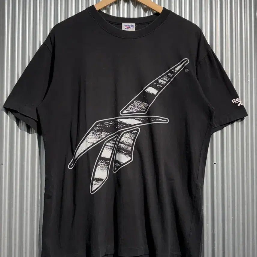 [BUNJANG] Reebok Vector Big Logo T-Shirt Black / [100/L] 리복 Reebok 벡터 빅로고 반팔티 블랙 티셔츠 2.5