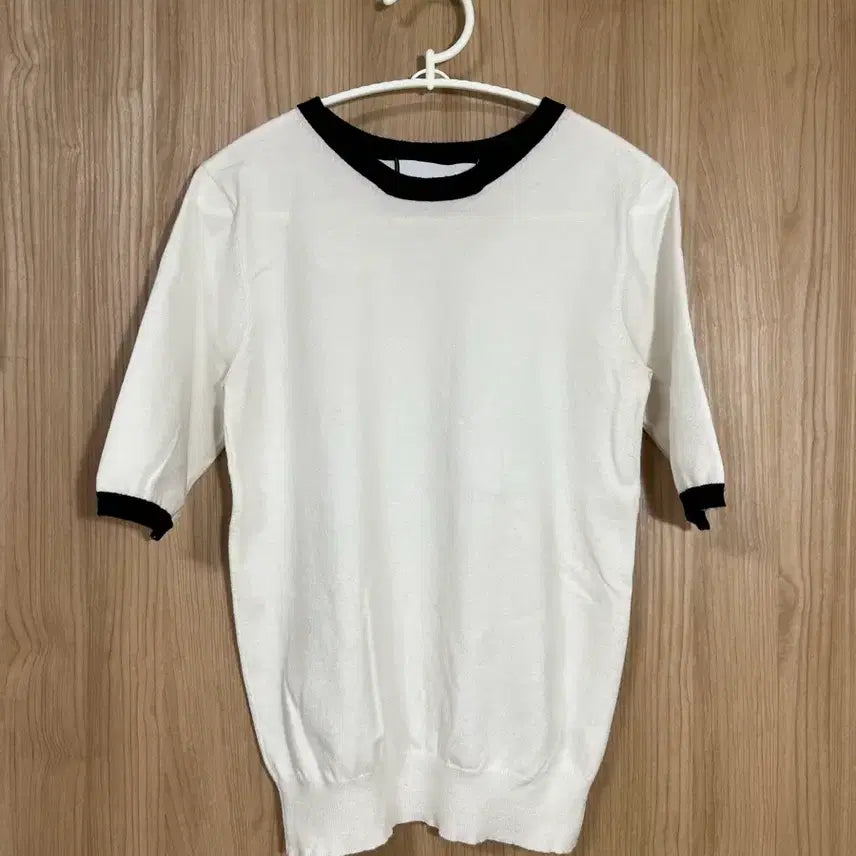 [BUNJANG] Karl Lagerfeld Knit Short Sleeve Top with White Accents / 칼 라거펠트 화이트 배색 니트 반팔85(55)