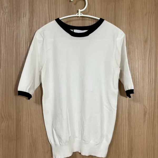 [BUNJANG] Karl Lagerfeld Knit Short Sleeve Top with White Accents / 칼 라거펠트 화이트 배색 니트 반팔85(55)