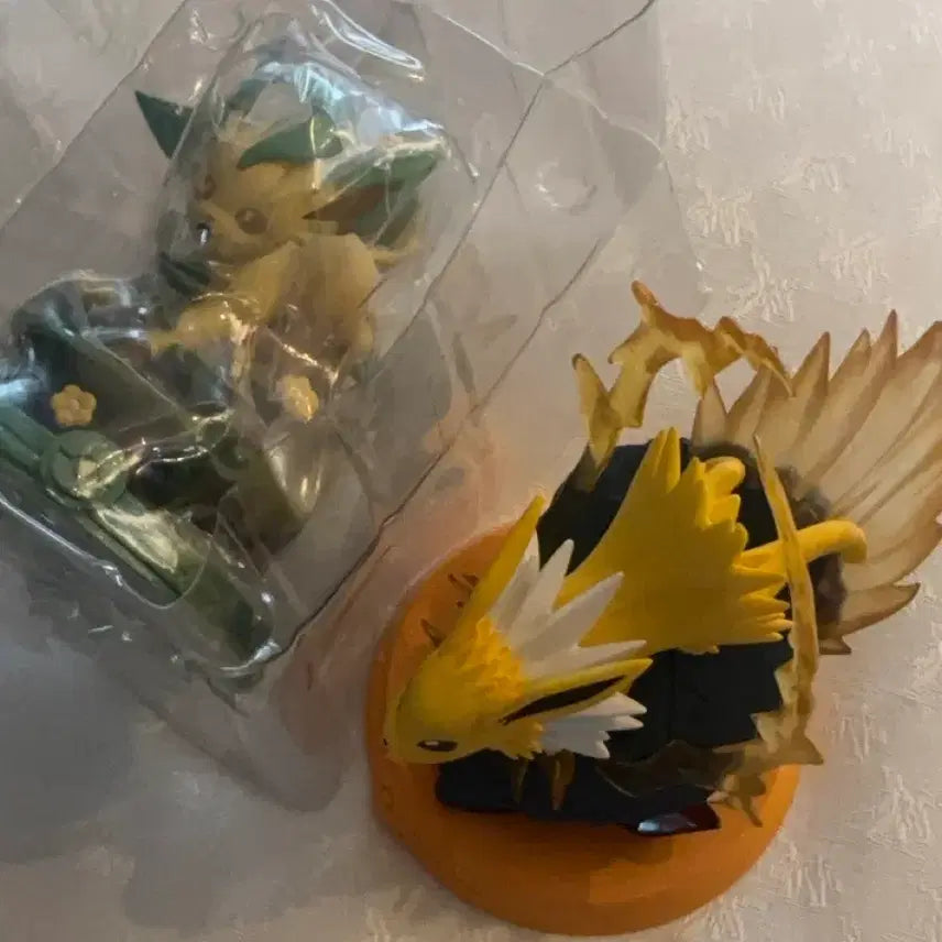 [BUNJANG] Funism Eevee & Jolteon Figure Set / (세트) 이브이 쥬피썬더 세트 이브이즈 피규어 퍼니즘 Funism