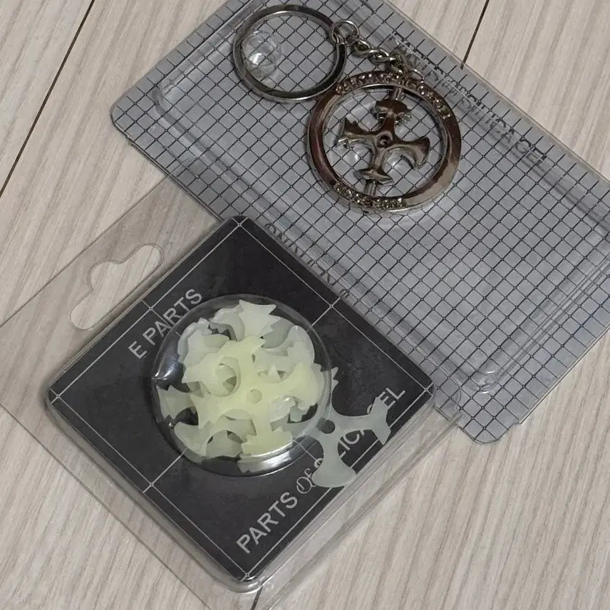 [BUNJANG] Silica Gel Keychain with Luminous Logo / 실리카겔 키링 + 야광 로고 새상품
