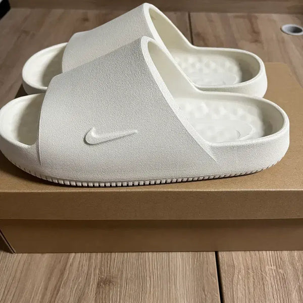 [BUNJANG] Nike Calm 2.0 Coconut Milk Slides / [새상품] 나이키 캄 2.0 코코넛 밀크 슬라이드
