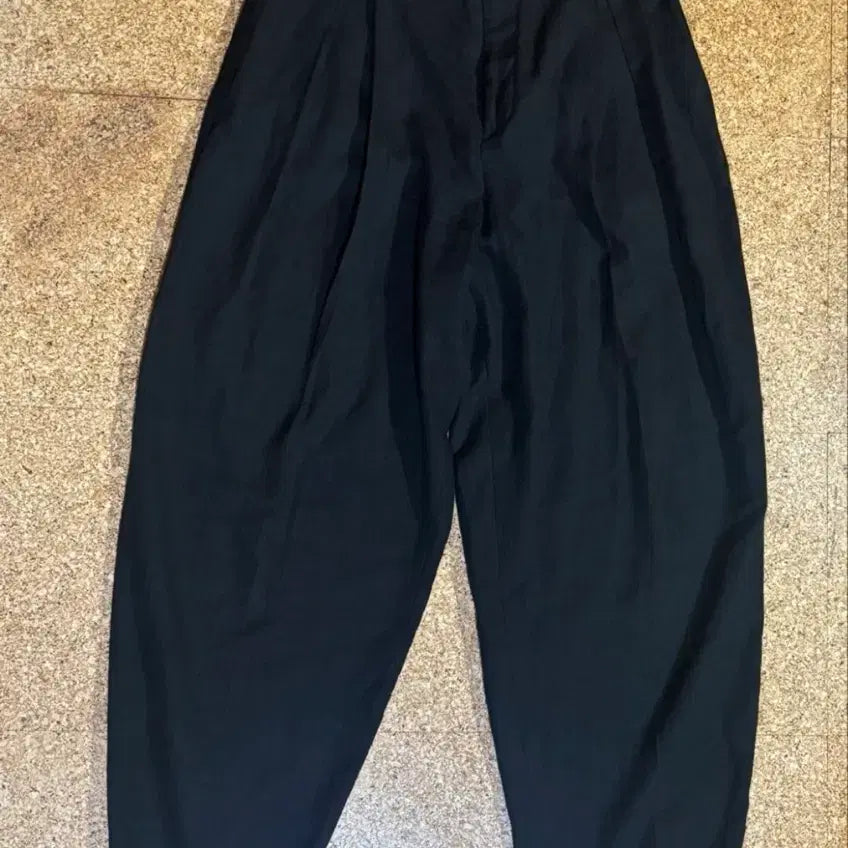 [BUNJANG] ASHOUR Pintuck Balloon Wide Slacks Black / [M] 애쉬아워(ASHOUR) 핀턱 벌룬 와이드 슬랙스 블랙 (핏 예술/뒷밴딩)