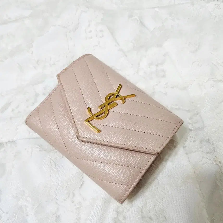 [BUNJANG] Saint Laurent Cassandra Matelassé Compact Tri-fold Wallet Pale Pink / YSL 입생로랑 중지갑 생로랑 카산드라 마틀라세 컴팩트 트라이폴드 월렛 그레인 드 뿌드르 엠보스 레더 연핑크