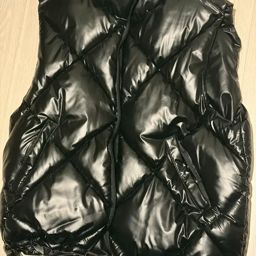 [BUNJANG] Black Glossy Padded Vest / 유광 패딩 조끼